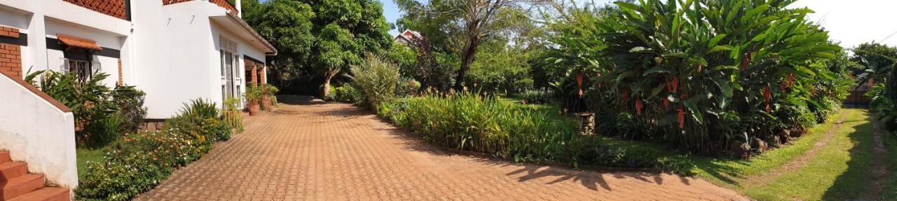 Alison & Dave'S Guesthouse Entebbe Esterno foto