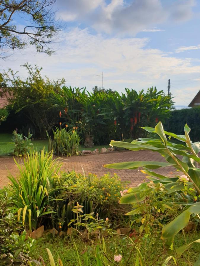 Alison & Dave'S Guesthouse Entebbe Esterno foto