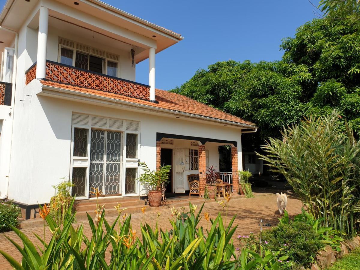 Alison & Dave'S Guesthouse Entebbe Esterno foto
