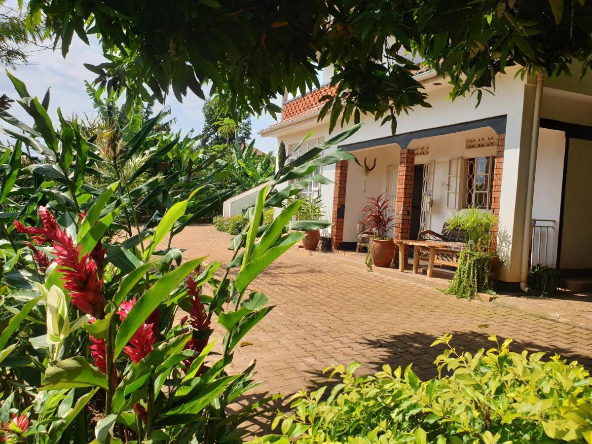 Alison & Dave'S Guesthouse Entebbe Esterno foto