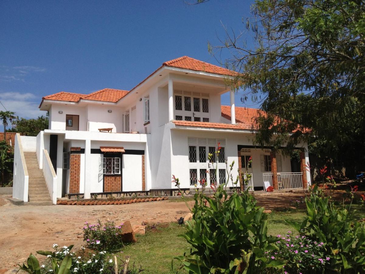 Alison & Dave'S Guesthouse Entebbe Esterno foto