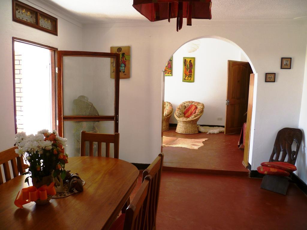 Alison & Dave'S Guesthouse Entebbe Esterno foto