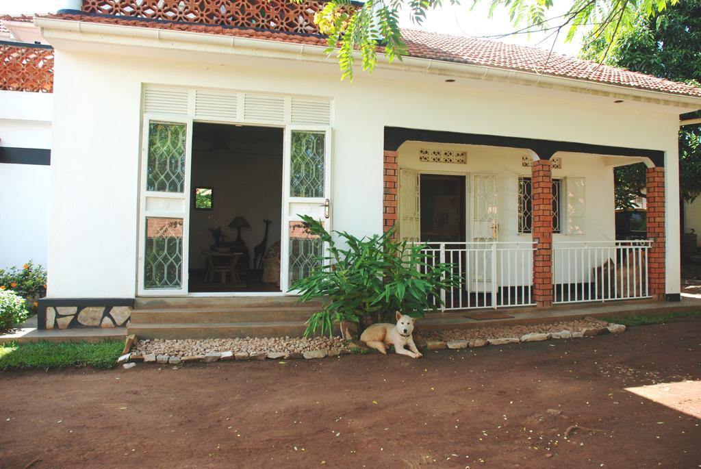 Alison & Dave'S Guesthouse Entebbe Esterno foto