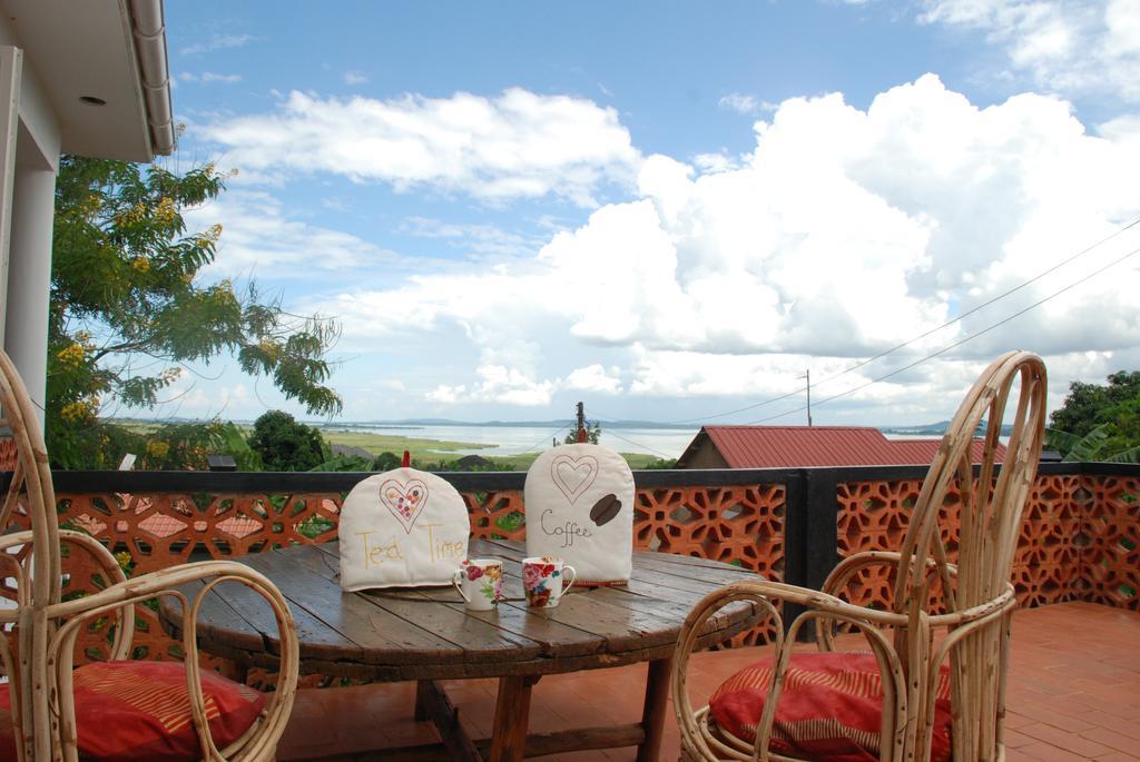 Alison & Dave'S Guesthouse Entebbe Esterno foto