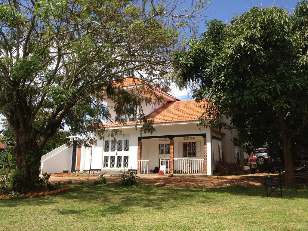Alison & Dave'S Guesthouse Entebbe Esterno foto