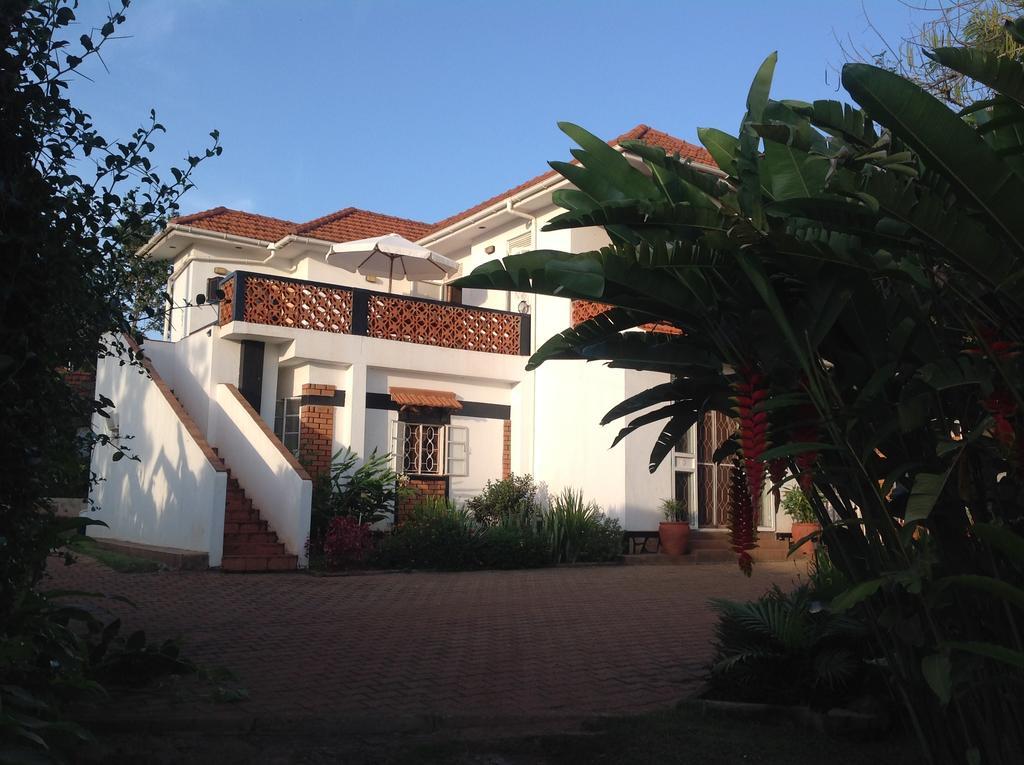 Alison & Dave'S Guesthouse Entebbe Esterno foto