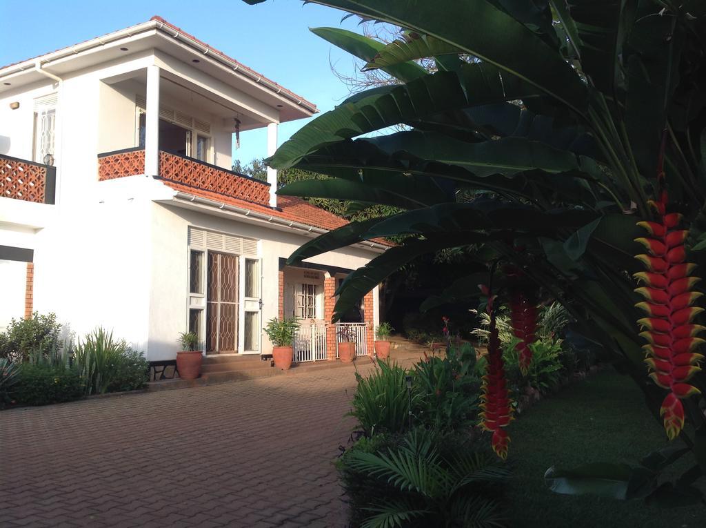 Alison & Dave'S Guesthouse Entebbe Esterno foto